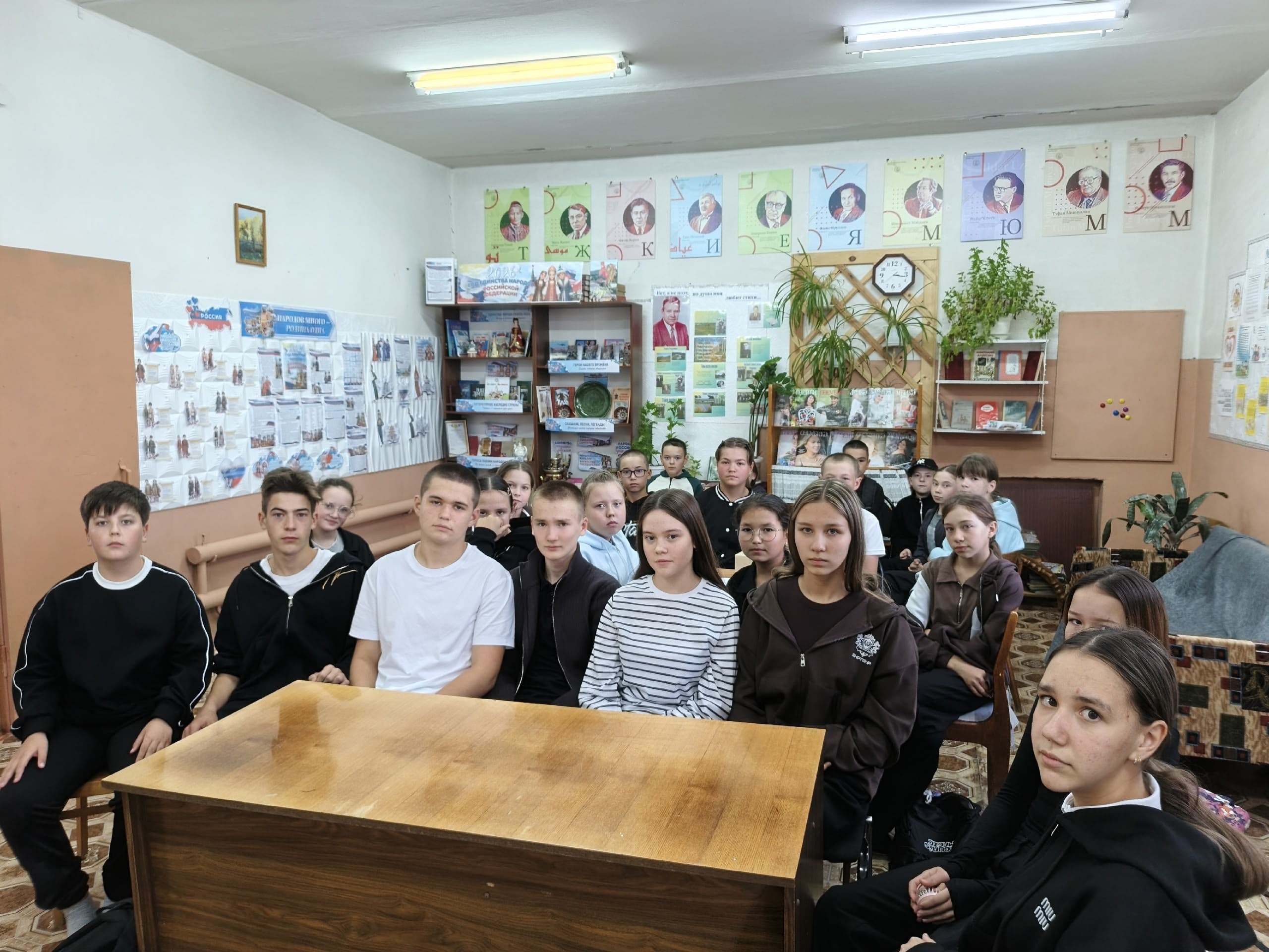 В библиотеке прошел патриотический час «Мы за мир. Вспоминая Беслан...»