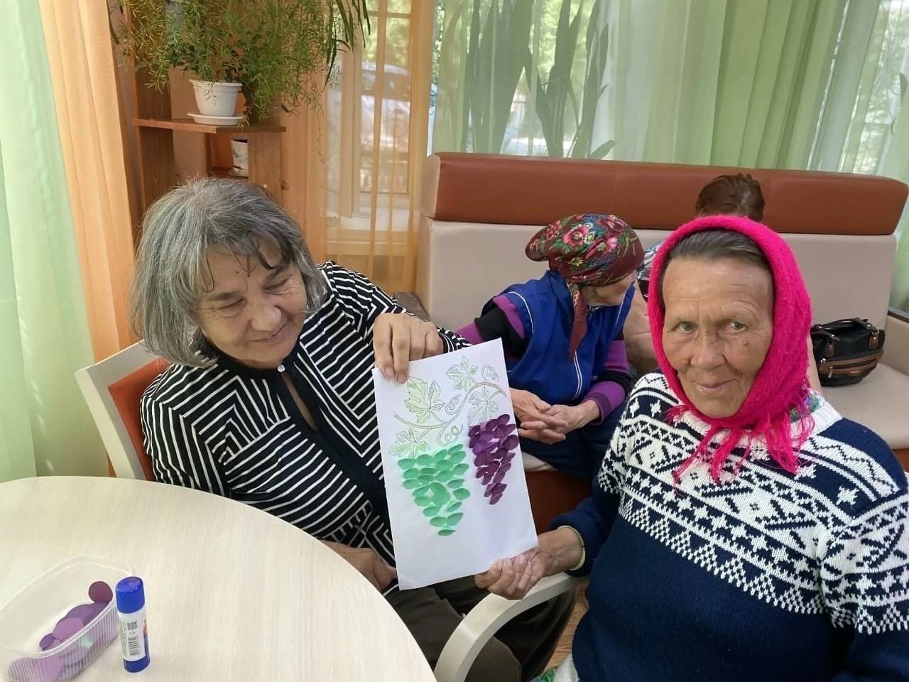 Подопечные КЦСОН изготовили поделку «Виноградная лоза»
