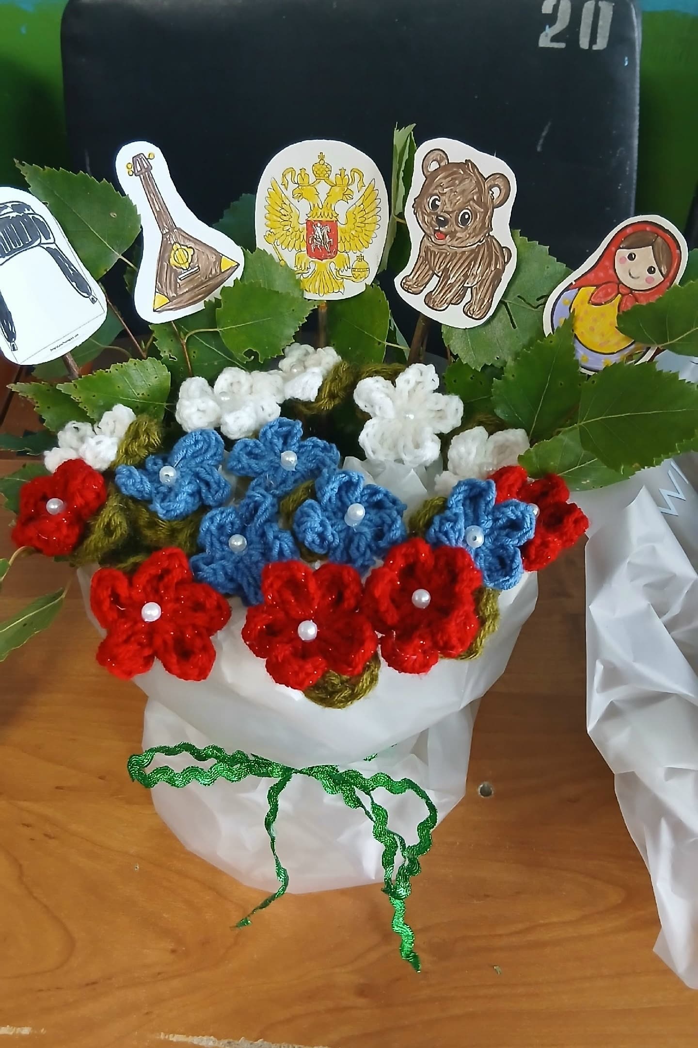 В Арыкском СДК прошёл конкурс букетов и рисунков ко Дню флага
