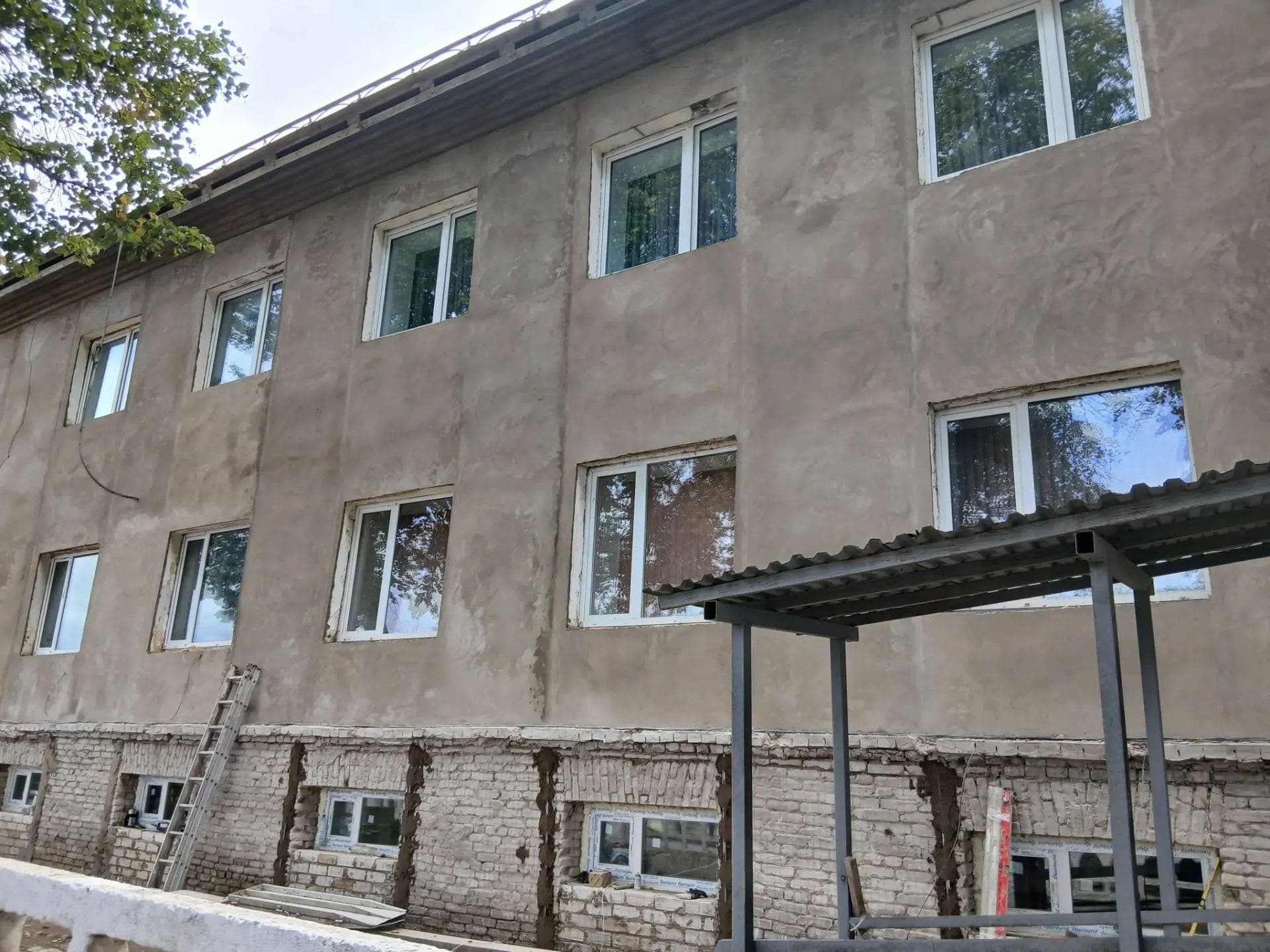 В Малмыжском доме-интернате ремонтируют фасад