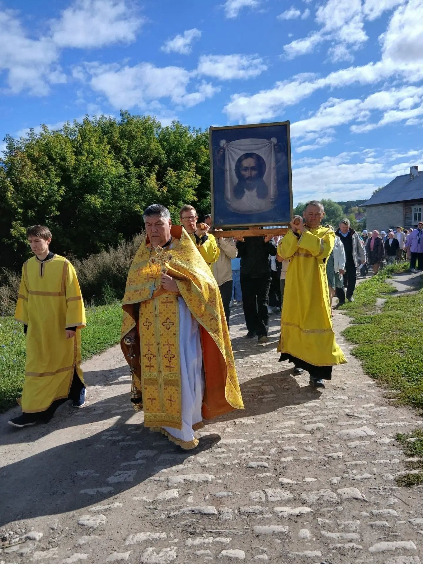 В Богоявленском соборе встретили икону Спасителя и благословили школьников