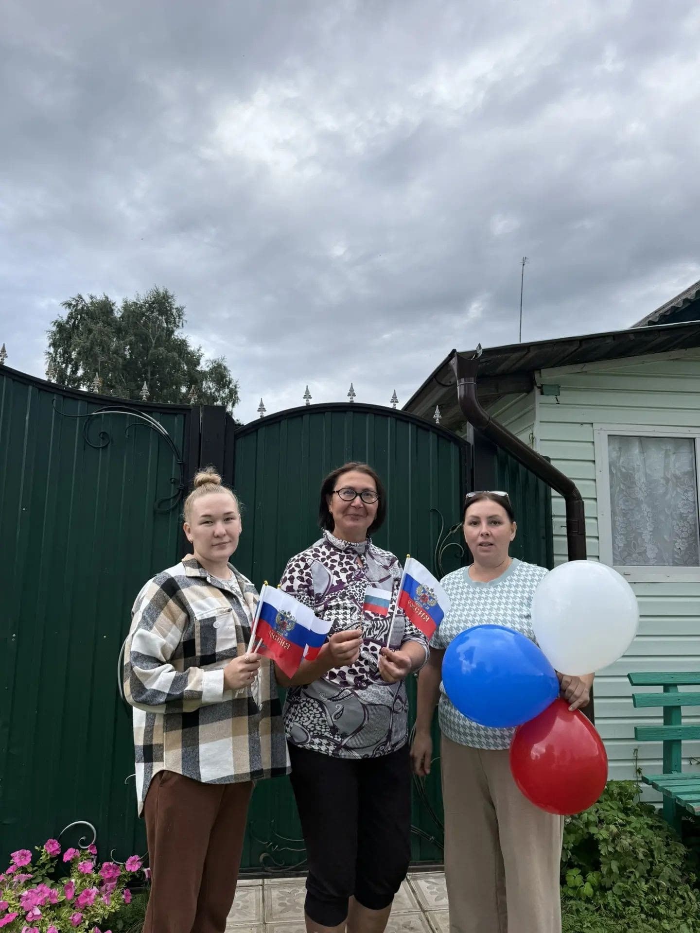 Патриотическая акция «Триколор в твоих руках» прошла в Кинерской библиотеке