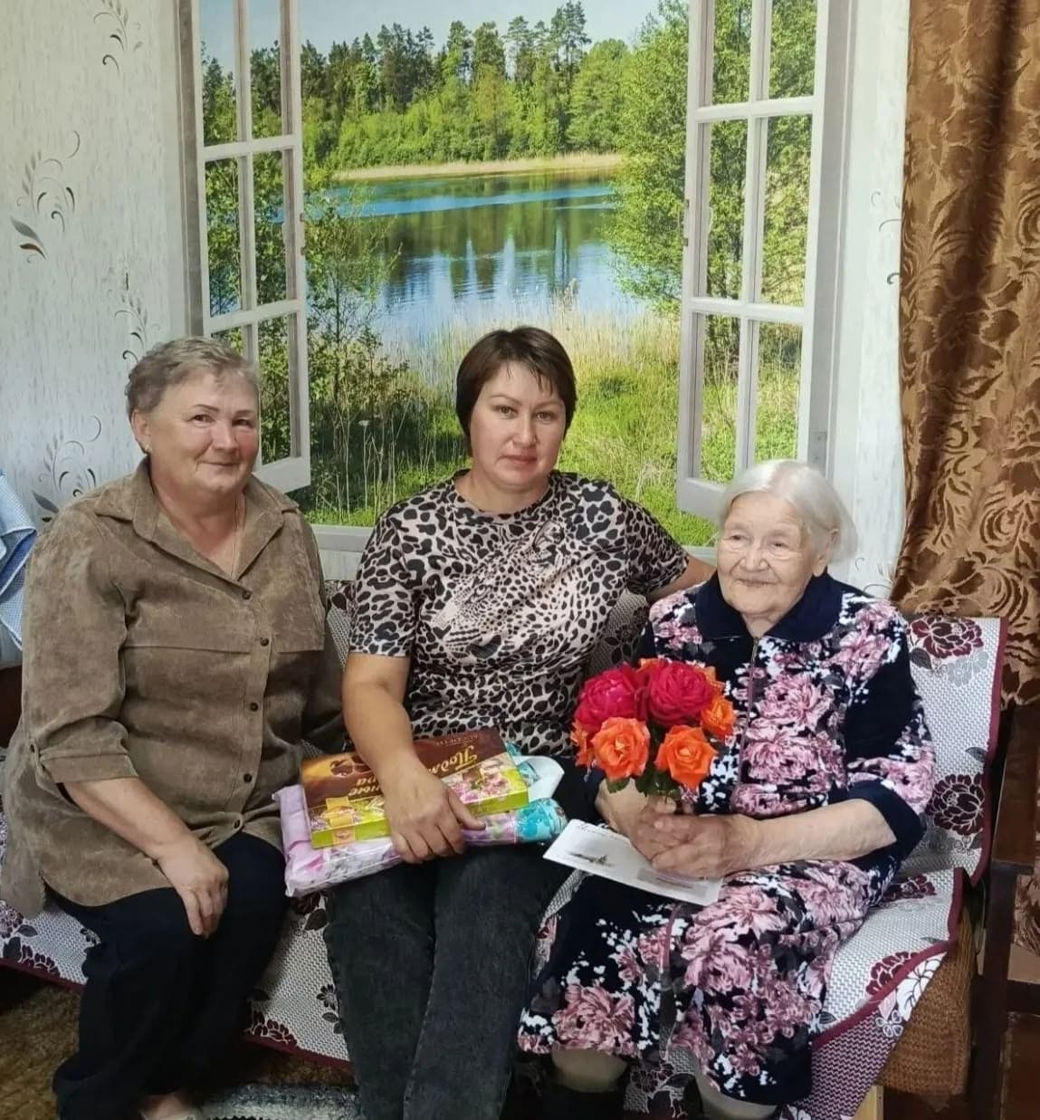 Поздравление с 98-летием труженицы тыла Глазыриной Раисы Петровны
