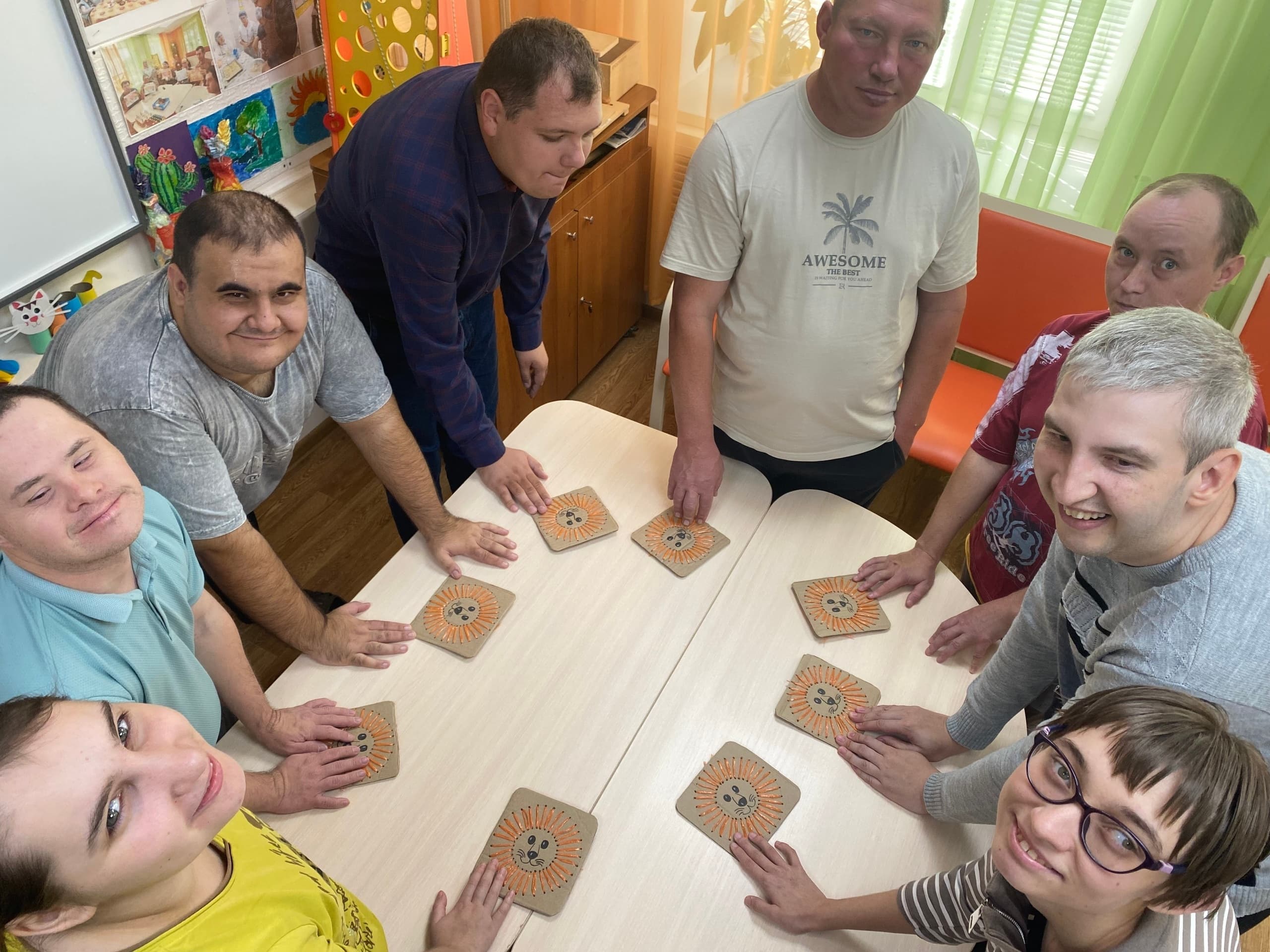 В группе дневного присмотра вышивали льва