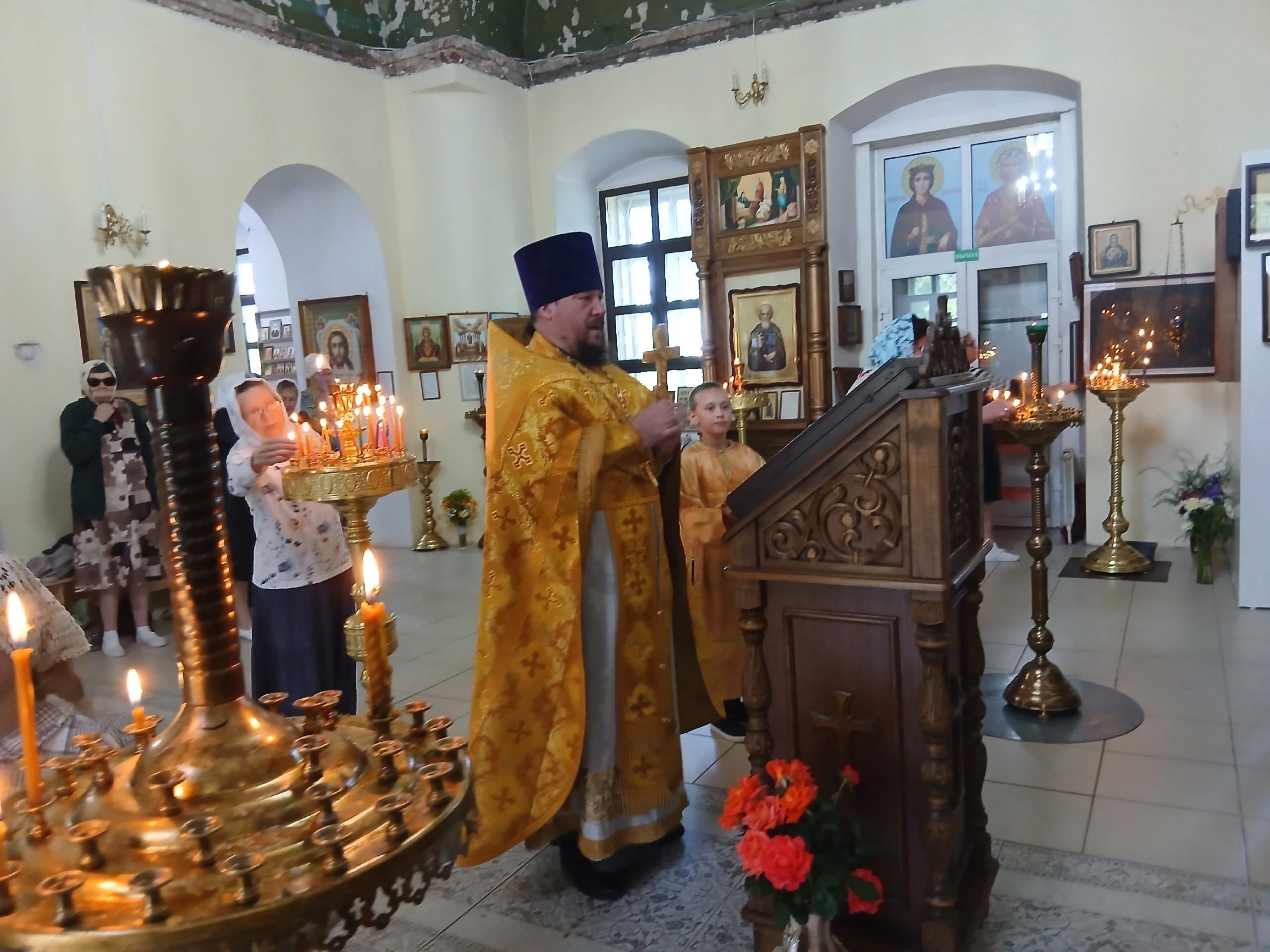 В церкви Митрофана Воронежского прошли литургия и крестный ход в день пророка Илии