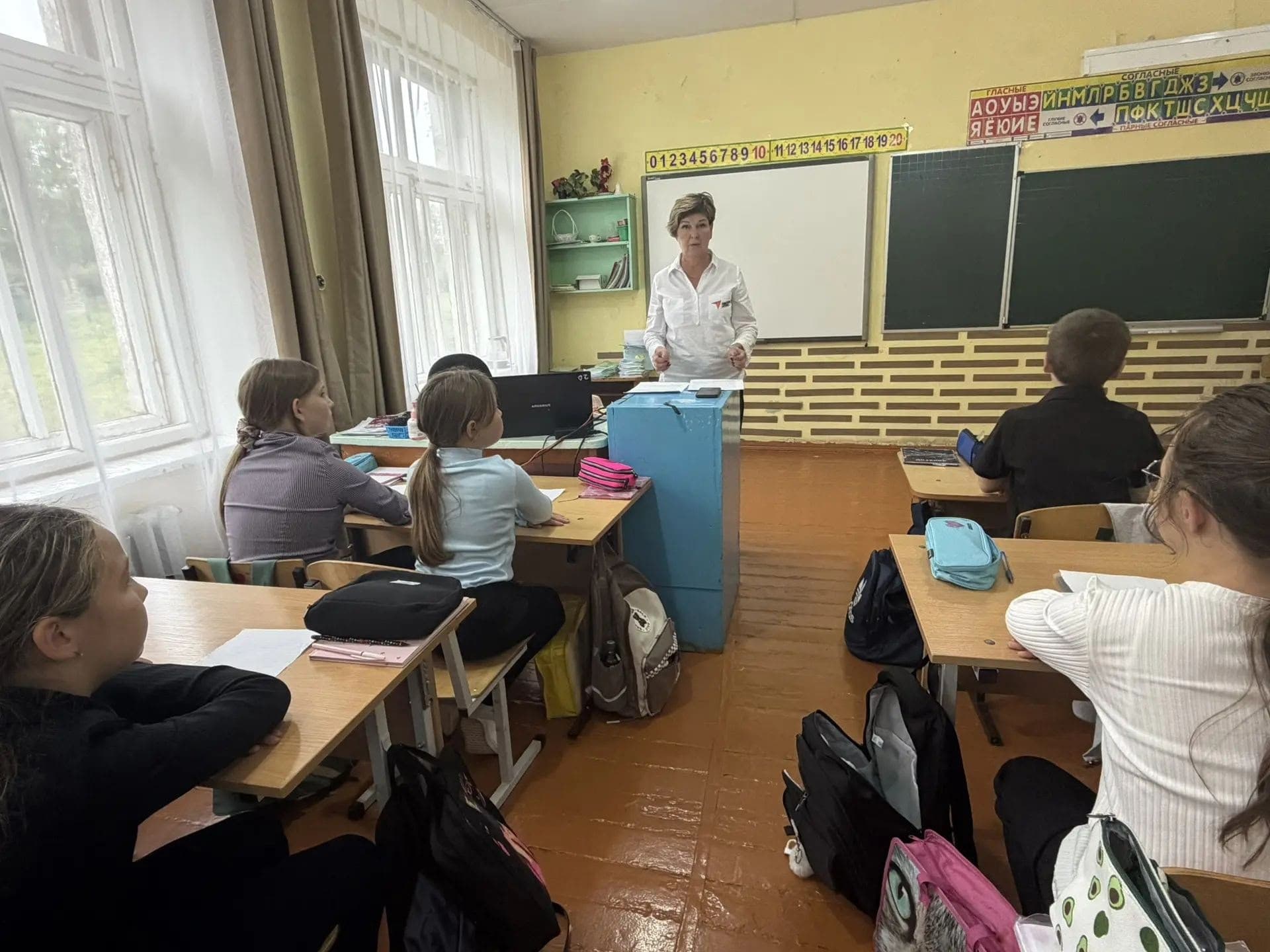 В Калинино четвероклассники написали диктант к Дню грамотности и Дню языков народов РФ