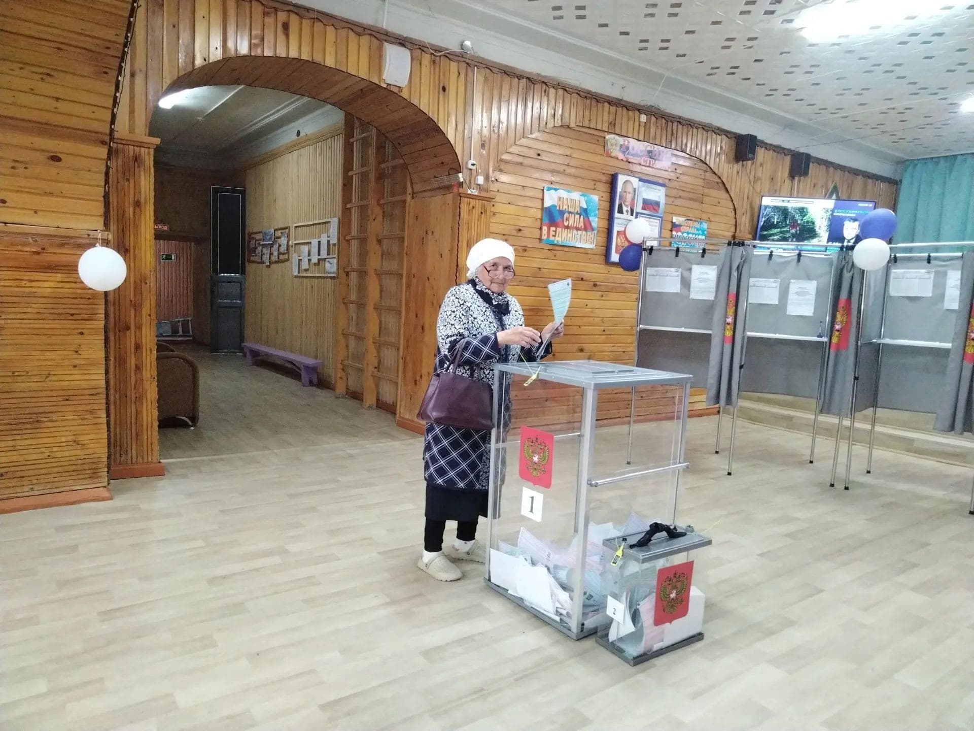 90-летняя жительница района пришла на избирательный участок №677
