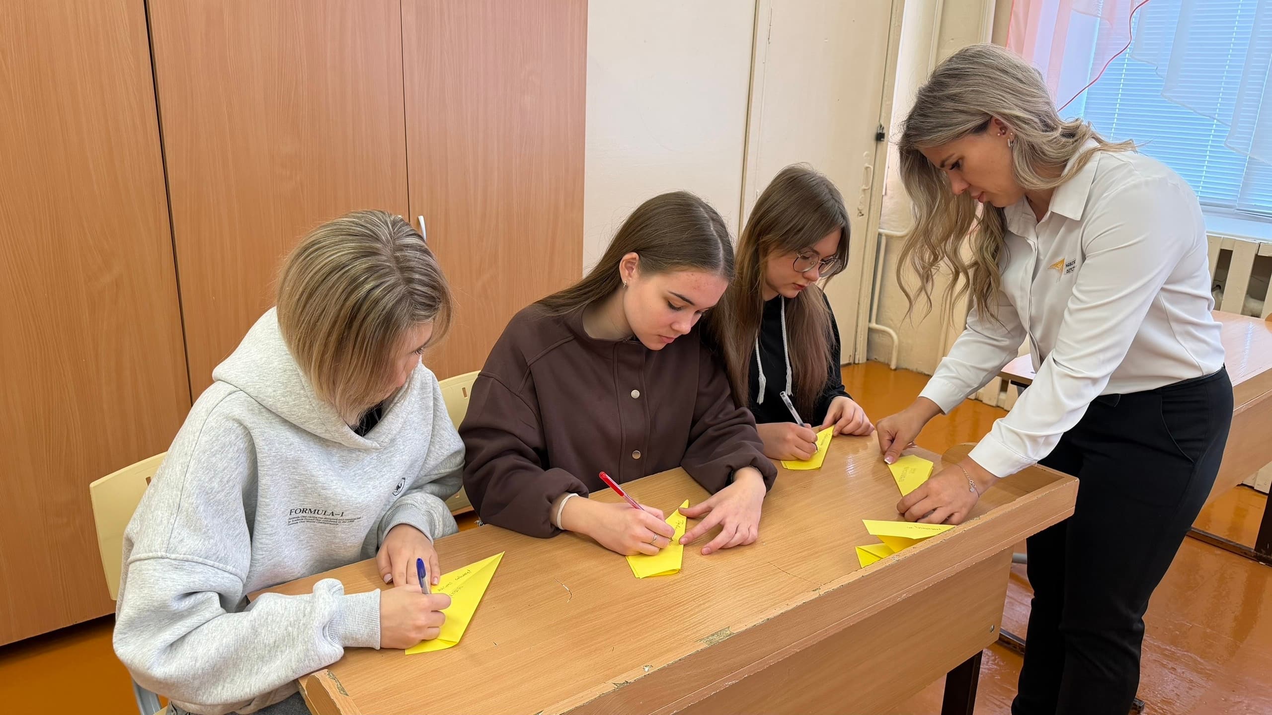 Выпускники лицея написали напутствия первоклассникам на бумажных самолётиках