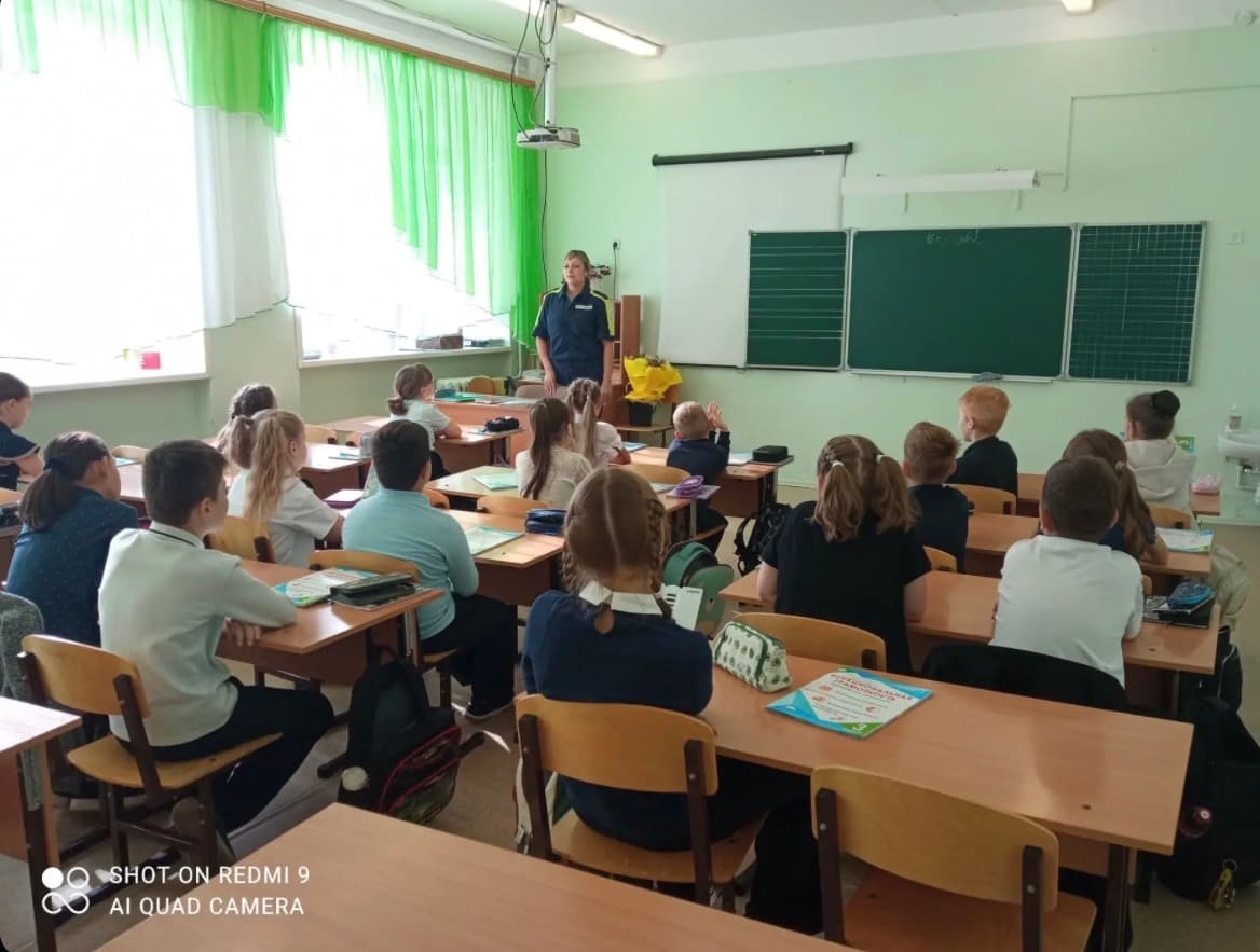 Инспекторы ДПС провели беседы о безопасности дорожного движения в малмыжском лицее