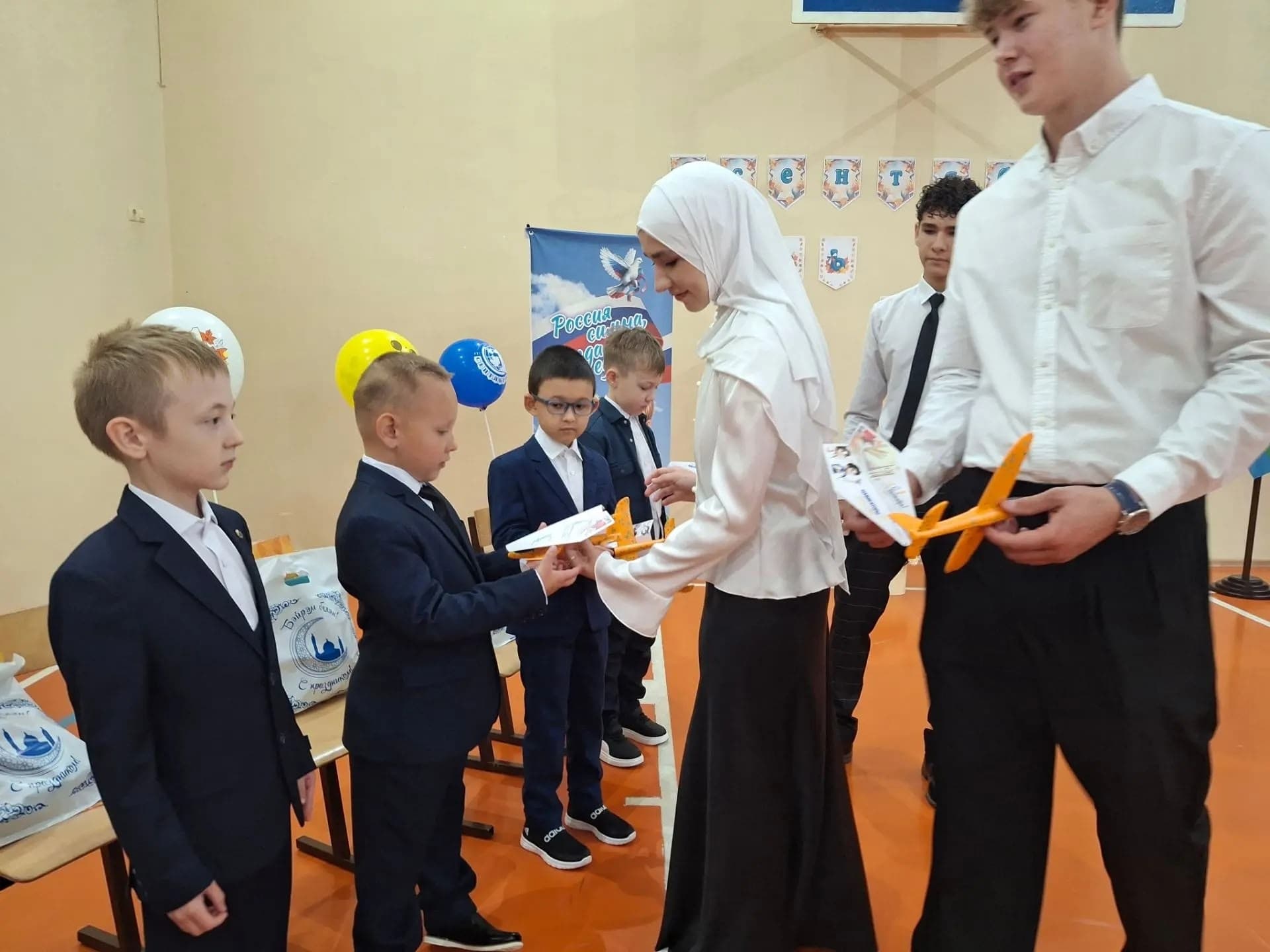 Первоклассники получили бумажные самолётики в честь начала учебного года