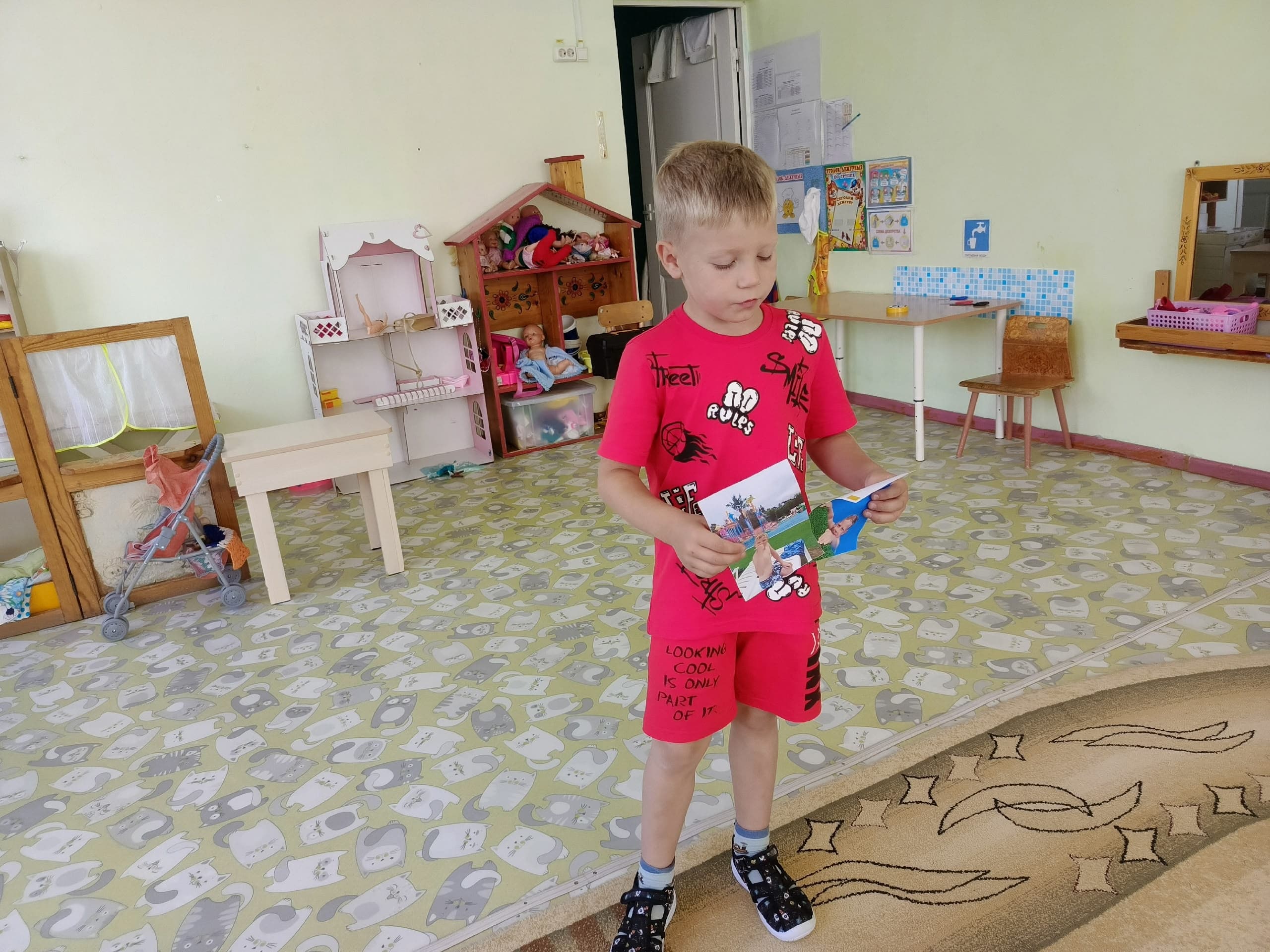 Воспитанники группы «Солнышко» оформили стенгазету о летних приключениях