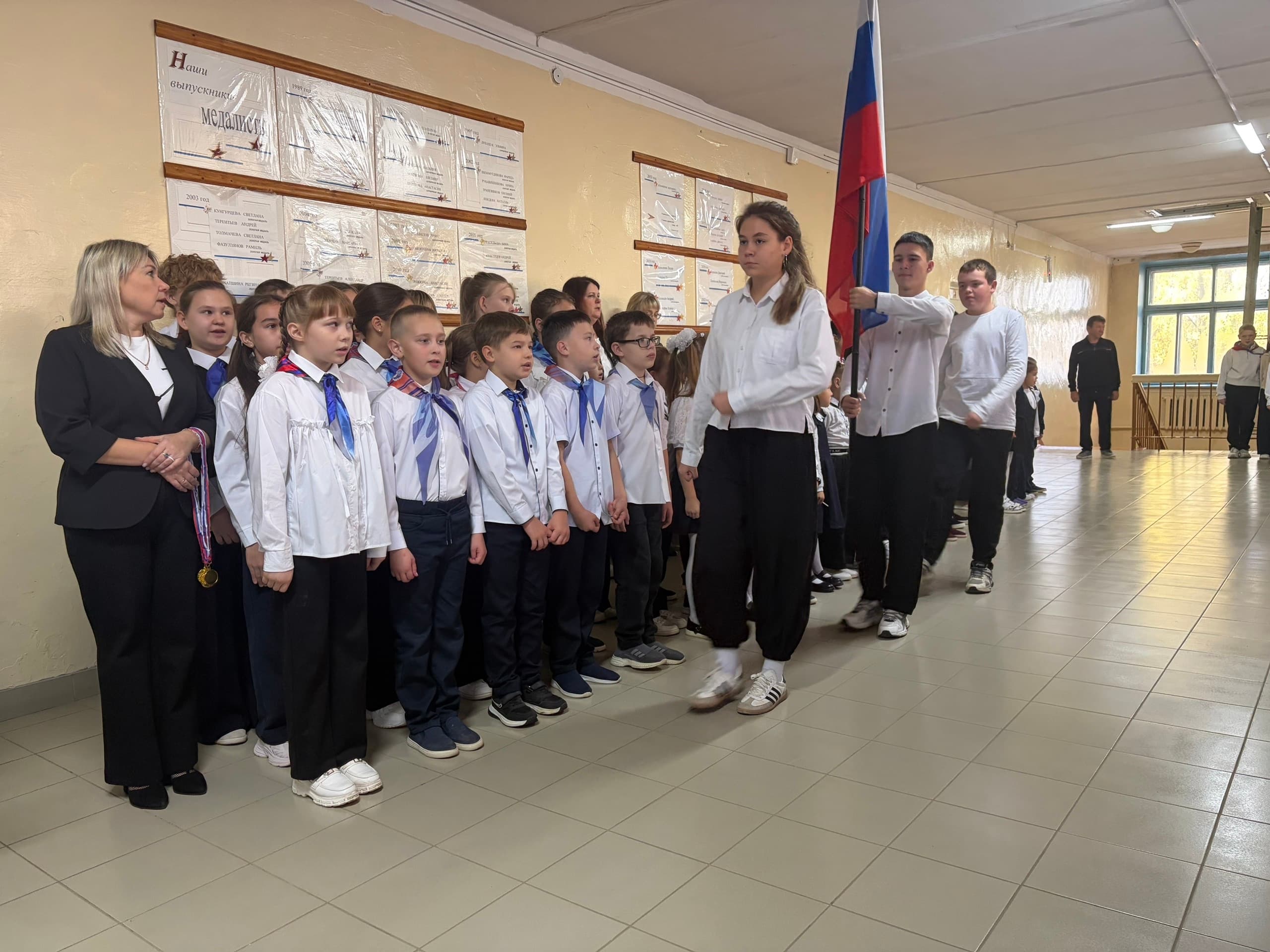Линейка и «Разговоры о важном» в школе имени Асапова